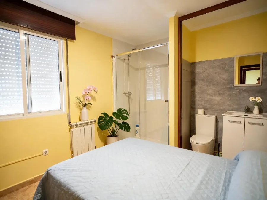 Habitación luminosa por la mañana