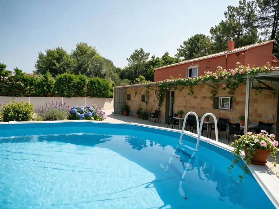 La piscina exterior con la casa al fondo
